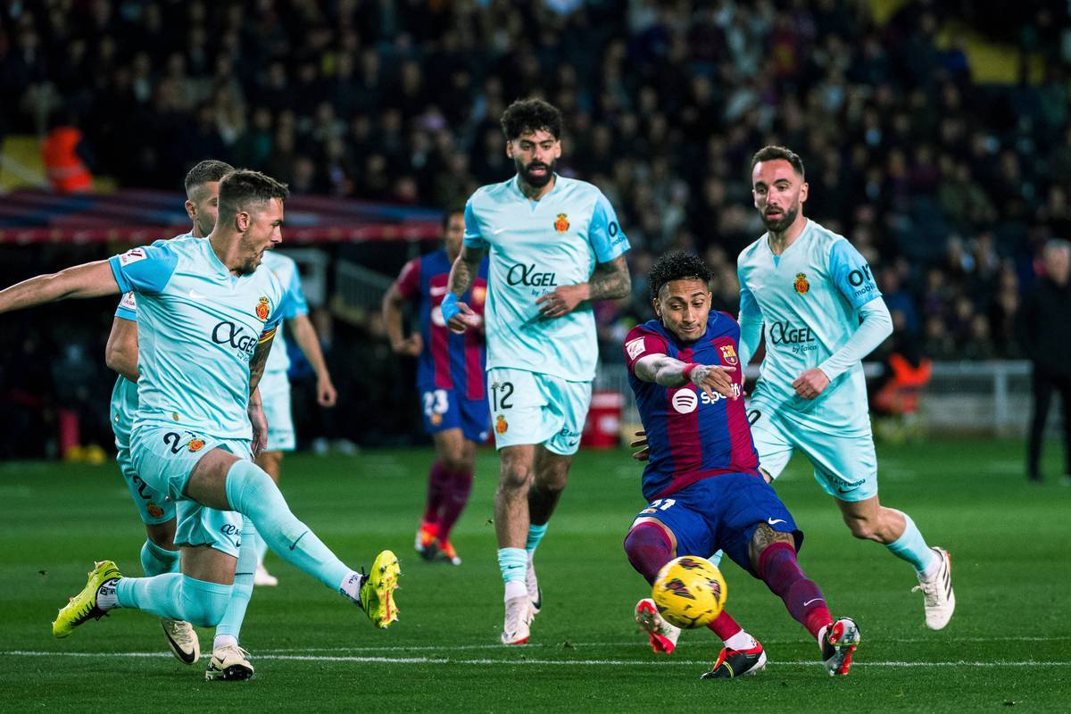 包含赛后巴塞罗那备战欧超杯，战术微调细节曝光，态度坚定，高层口径保持一致的词条