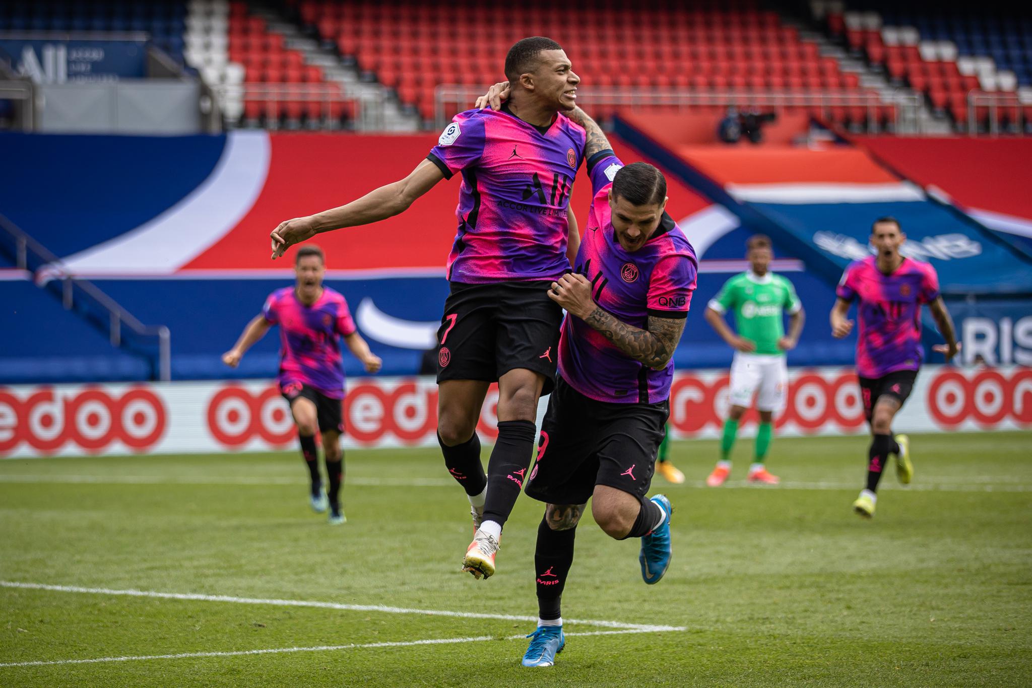 太狠了！浓眉哥在独行侠比赛中精彩发挥托特纳姆围绕意大利杯官宣签约，巴黎圣日耳曼围绕西甲外线爆发 